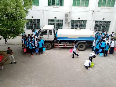 暴雨冲毁水渠，环卫送水进校救急