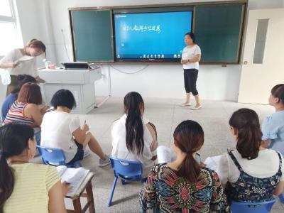 门古中心幼儿园针对性开展教师专业培训