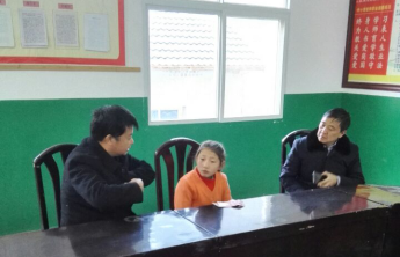 野人谷镇：情暖留守儿童 心系贫困农家