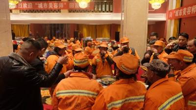 房县餐饮协会免费宴请环卫工人