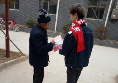 青峰镇人社中心：实习实训大学生入户发放就业宣传册