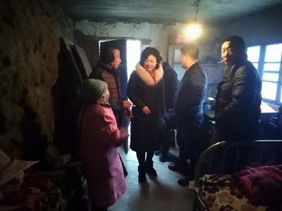 县人社局开展“进村住户、户户走到”活动