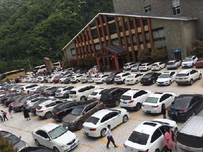 五一小长假第三天各景区现游客井喷景象