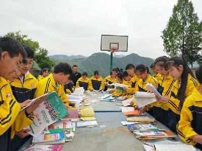 姚坪中学举办“优秀作业展览”活动