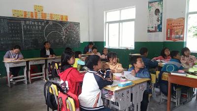 青峰镇开展“课堂共交流 听评促成长”活动