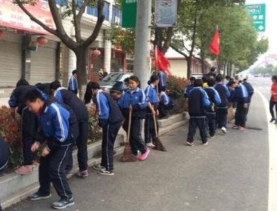 房县军店初中开展环境卫生集中清扫活动