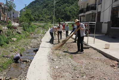 房县畜牧兽医服务中心 开展“我陪农户洁家园”活动