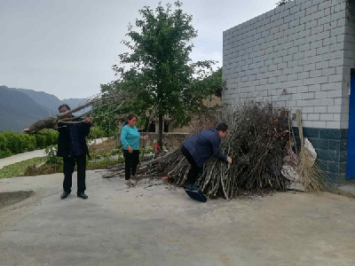 万峪人社中心开展“我陪农户洁家园”活动