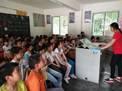 八里小学开展“绿水青山就是金山银山”主题教育活动