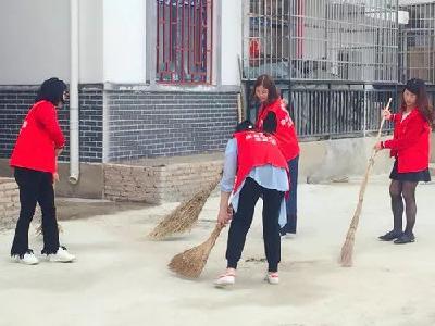 房县民政局新时代文明实践志愿服务队积极开展家园清洁活动