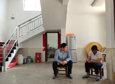 县人社局李文海局长在门古寺镇马家河村入户走访