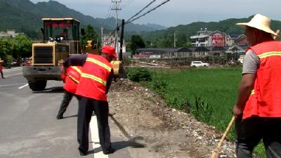我县公路局开展道路清障专项整治行动
