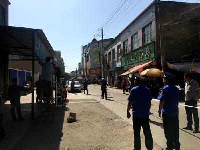 我县对城关镇西街6户违法建筑依法拆除