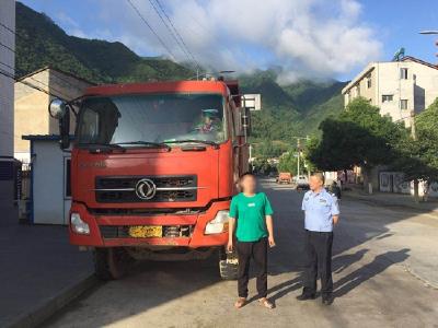 房县交警连续查处2起货车违法行为