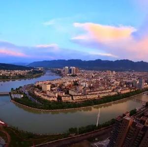 习近平：使每名党员都成为一面鲜红的旗帜