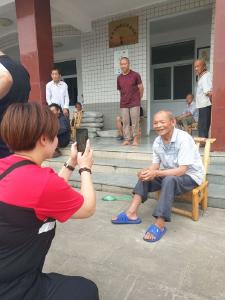 白鹤镇福利院退休老人在家门口进行资格认证