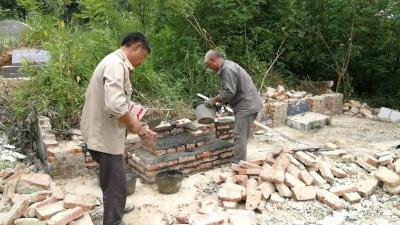  我县高速沿线"大坟头"治理工作全面推进