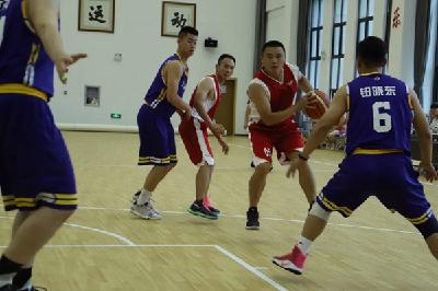 房县“庆八一”军地篮球友谊赛开赛