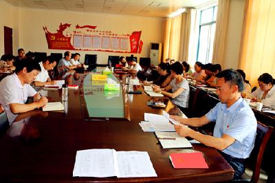 房县东城小学召开“七月党支部活动”，献礼祖国七十华诞