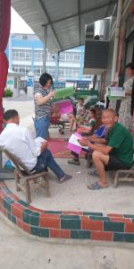 白鹤镇人社惠民政策进万家  异地扶贫小区优先行