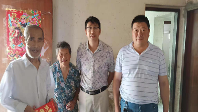 看望生病老党员 党的真情暖人心