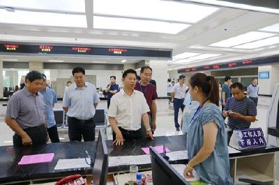 纪道清到行政审批局调研时强调：深入推进“放管服”改革 营造良好服务环境