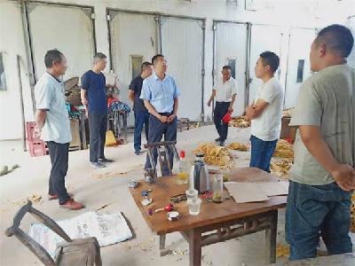 冉瑶函到万峪河乡谷场村指导精准扶贫工作