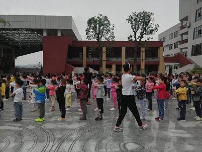 房县思源实验学校进行入学教育系列活动 