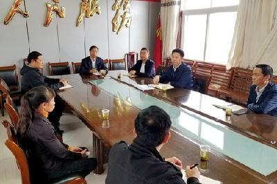 纪道清到城关镇三海炳公村接访群众