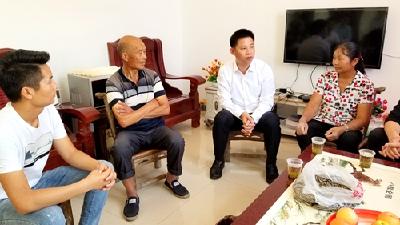 纪道清到军店镇中村村走访贫困户