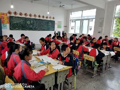 房县教研室大兴调研之风 变“视导”为“实导”   