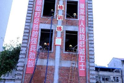 房县消防应急救援大队扎实开展楼层火灾内攻操法训练