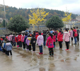 青峰镇红庙小学开展了“心存感恩 奋力前行”教育活动