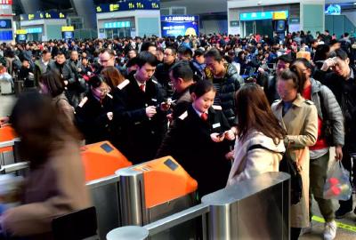 新春走基层丨武汉三座火车站绘出春运“立体拼图”
