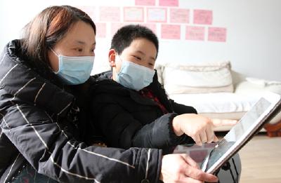 房县实验小学防止疫情传播学生在线“网上学”