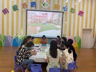 停“课”不停“研”----房县城关镇中心幼儿园：持续开展区域玩、教具研讨活动