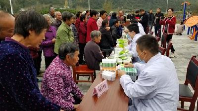 市公安、国安局到白鹤镇开展扶贫日活动