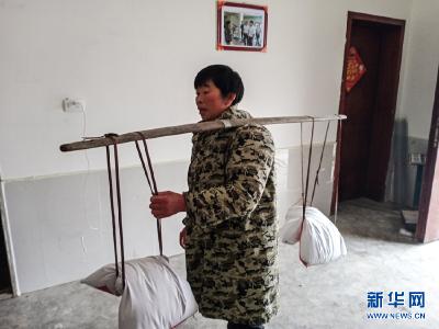 新华网聚焦十堰大山深处“励志妈”：一双柔肩扛出坚强人生