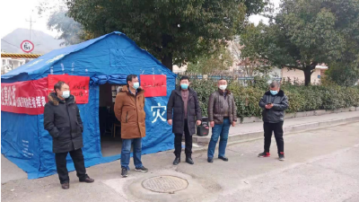 化龙堰镇中心学校:党员下沉社区协助外省人员返乡排查