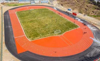 房县首个标准化田径场丶天然草皮足球场竣工，塑胶跑道投入使用