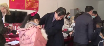 寒冬送温暖 把爱带回家