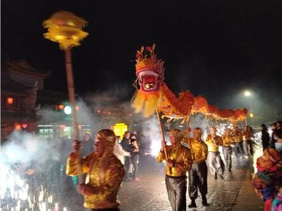 房县:　舞火龙　闹元宵