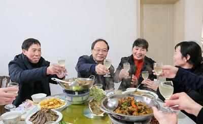守得云开见月明　蔡贤忠与结对帮扶户共迎新年