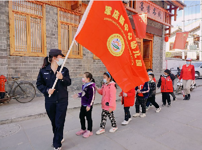 房县军店镇中心幼儿园：萌娃学雷锋  爱满三月天