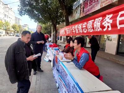 化龙堰镇人社中心开展“惠民政策进万家”社保政策宣传活动