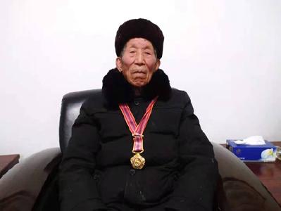 门古寺镇为抗美援朝老兵发放纪念勋章