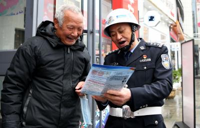 房县民警走上街头宣传法律