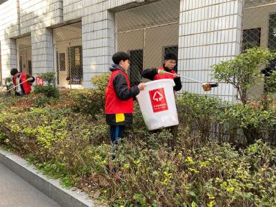 房县一中开展学雷锋志愿服务活动