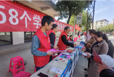 化龙堰镇：发扬雷锋精神，“红衣志愿”在行动