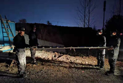 房县城管局依法拆除违法构筑物